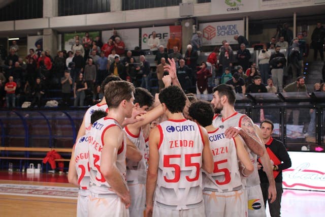 Combien de joueurs au basket : effectif et règles par compétition